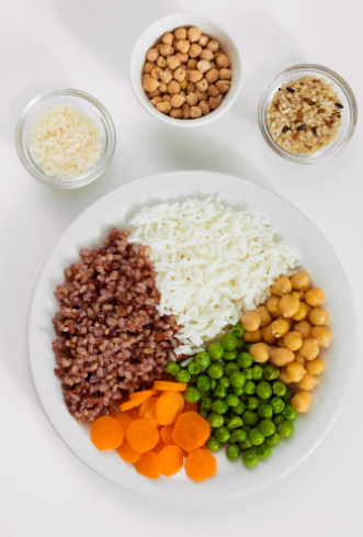 piatto composto da riso, carote, piselli e ceci, ideale per la dieta a zona.